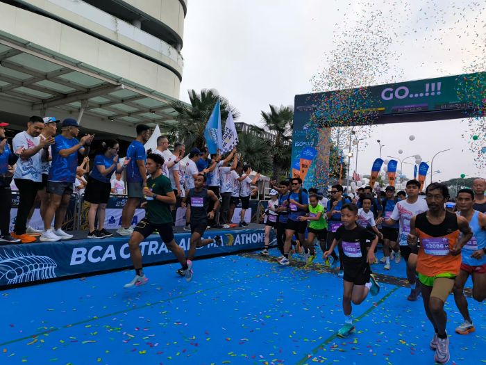 START: Frengky CK (berdiri kanan) bersama Sutoto Yakobus, Lauw Hendra, Widjaja S dan para pimpinan BCA dan CitraLand Surabaya kibarkan bendera start di BCA-CitraLand Marathon 2025