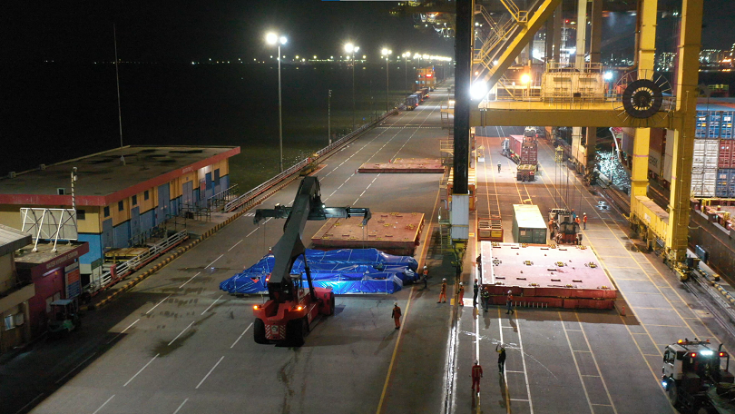 USAHA: Proses memposisikan tiga unit muatan Uncontainerized (UC) atau kemasan tanpa peti kemas ke atas kapal di Dermaga Inyternasional TPS, Kamis (4/12) dini hari.