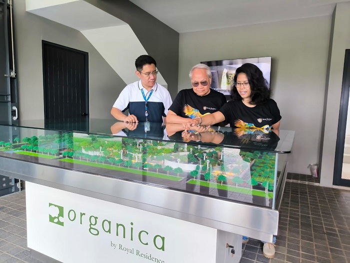 KEJAR PENJUALAN: Dari kiri: Candra Kusuma, Lodwyk Wattimena dan Dinna menjelaskan cluster Organica Royal Residence yang membidik segmen premium terus digenjot penjualannya.