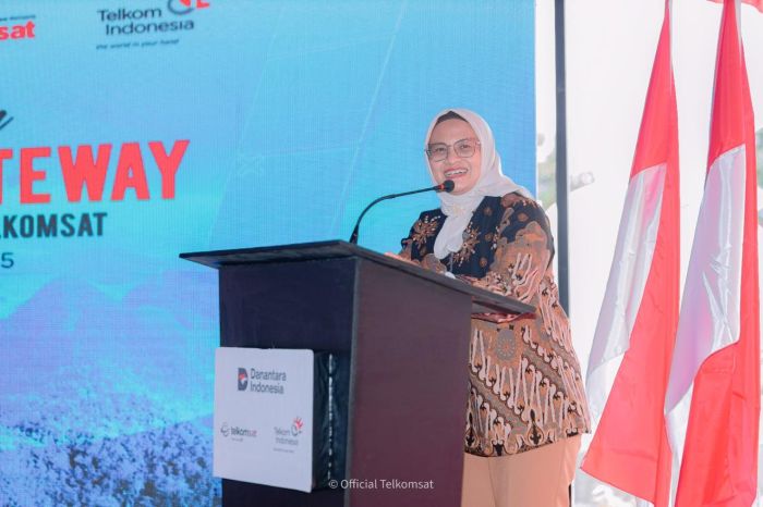 SERIUS: Dirut Telkom Dian Siswarini memberikan sambutan pada acara peresmian Community Gateway di Stasiun Bumi Merauke, Kabupaten Merauke, Papua Selatan, Jumat (5/12).