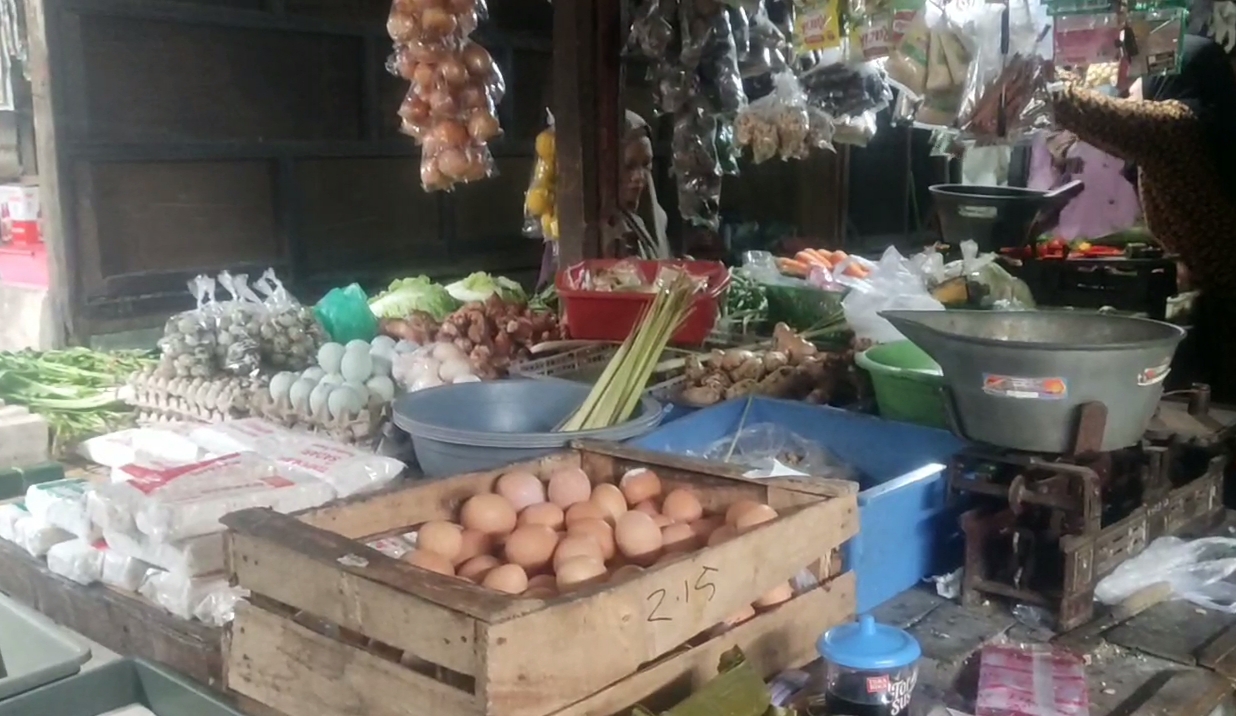 LAYANI: Kios pedagang di pasar tradisional Dukuh Kupang Surabaya. Harga kebutuhan pokok seperti telur meroket jelang pergantian tahun.