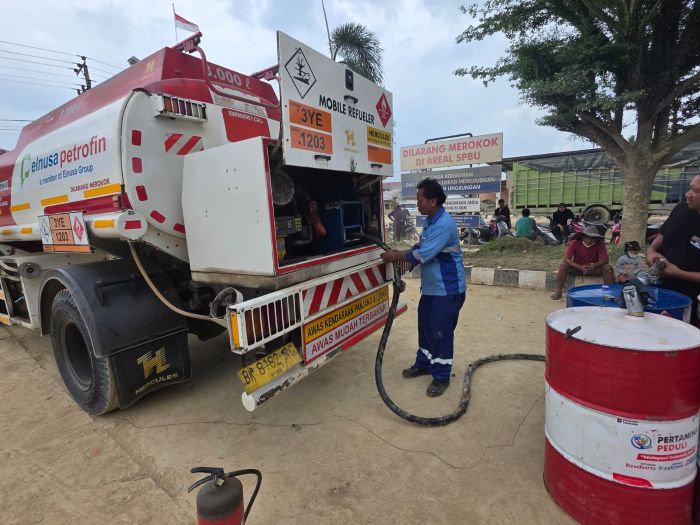 DISTRIBUSI: Pastikan masyarakat tetap mendapatkan pelayanan energi, Pertamina melakukan skema layanan darurat dengan mengoperasikan mesin pompa manual (canting) di SPBU 14.244.430, Aceh Tamiang