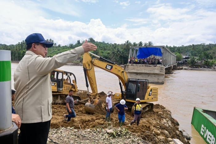 LANGSUNG: Presiden Prabowo Subianto mengecek perakitan dan pemasangan jembatan bailey untuk menggantikan sementara Jembatan Teupin Mane yang putus karena banjir bandang di Kecamatan Juli.