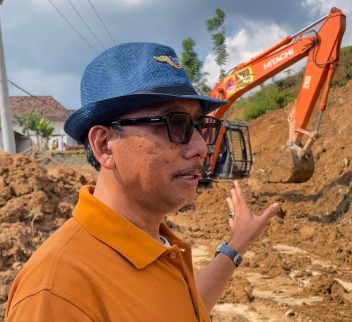 PANTAU: Anggota DPRD Jatim Suli Daim saat meninjau aktivitas penambangan di Ngebel, Ponorogo