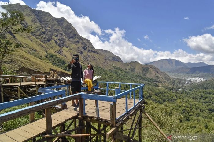 ILUSTRASI: Dua wisatawan sedang foto bersama di salah satu tempat wisata.