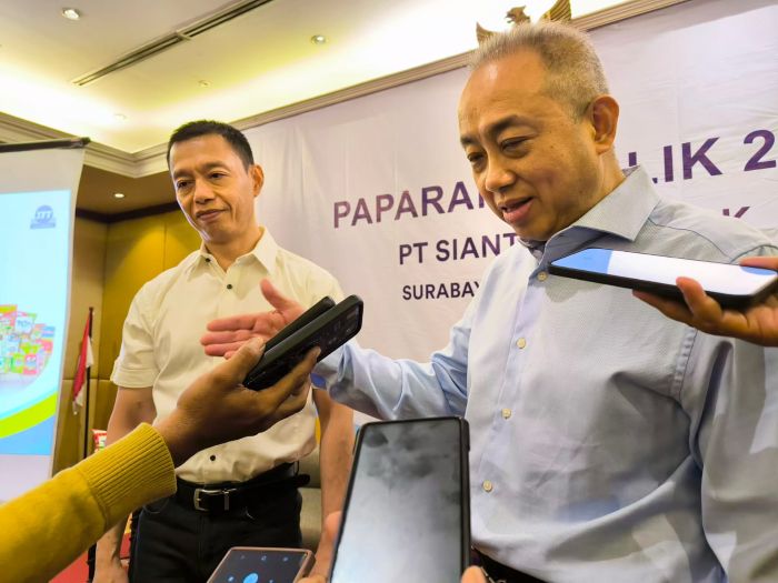 KEJAR PERTUMBUHAN: Armin (kiri) bersama Suwanto menjelaskan, tahun 2026 optimistis penjualan tumbuh double digit. karena itu perluasan pasar domestik dan ekspor akan terus dilakukan.