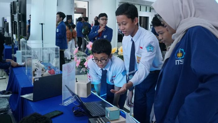 ANTUSIAS: Para siswa SMA juga terlihat antusias saat mengunjungi salah satu booth inovasi dari mahasiswa ITS yang dipamerkan dalam gelaran AI Talent and Innovation Day 2025 di Grha Sepuluh Nopember
