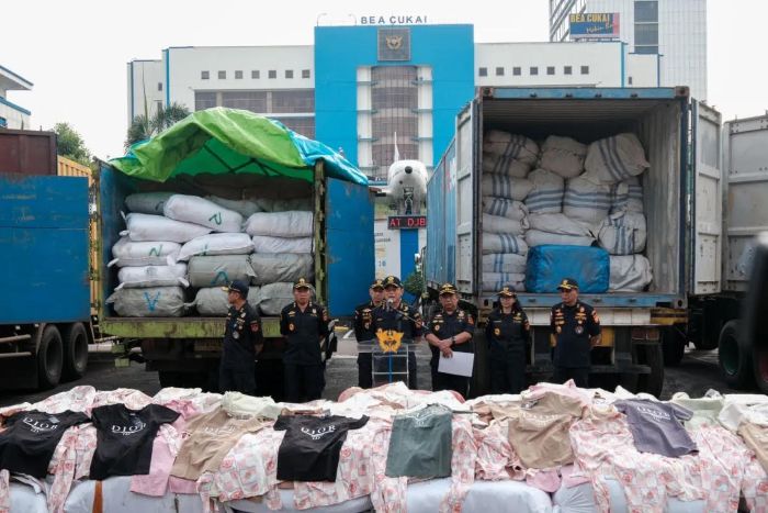TEGAS: Direktur Jenderal Bea dan Cukai Djaka Budhi Utama menjelaskan penindakan terhadap tiga kontainer dan dua truk bermuatan produk garmen atau balpres ilegal dalam konferensi pers di Jakarta