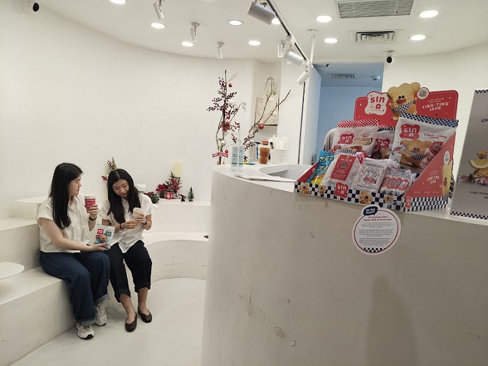 SANTAI: Cassandra dan Caroline menikmati minuman kesehatan Nhu Nhu yang dikombinasikan dengan permen jahe keluaran Sin A.