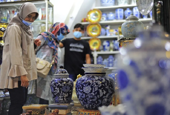 BELANJA: Calon pembeli memilih-milih koleksi tableware dari bahan keramik. Industri terkait nasional mengalami utilisasi yang rendah karena gempuran produk impor.