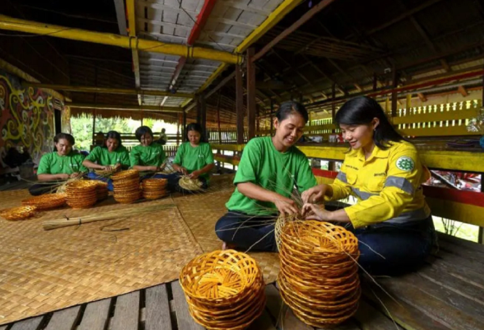 SABAR: MIND ID memberikan pendampingan kepada pelaku UMKM dalam pengembangan bisnis serta memperluas pasar.