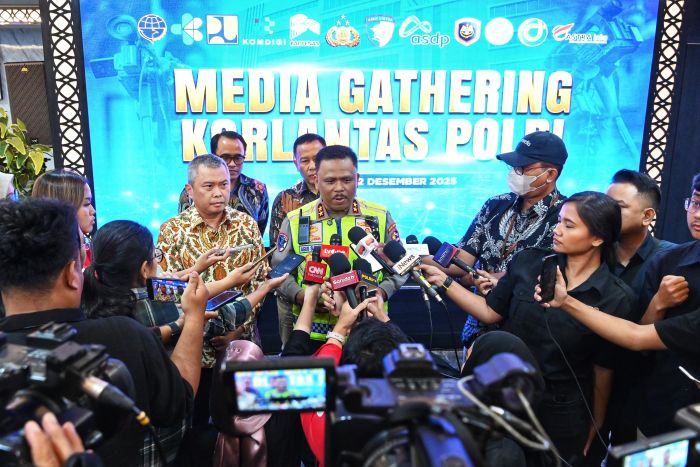 DOORSTOP: Menhub Dudy Purwagandhi dan Kakorlantas Agus Suryonugroho meladeni pertanyaan wartawan seputar pengamanan angkutan Nataru 2025/2026.