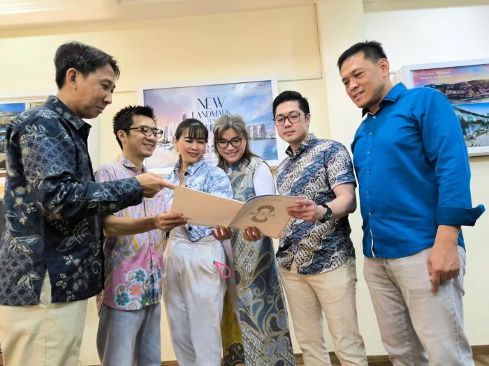 AKAN BOOMING LAGI: Charlie Lin (dua dari kanan) dan Alfred Herman (dua dari kiri) bersama mitra bisnisnya menjelaskan pasar properti tahun 2026 diperkirakan akan booming lagi di 2026