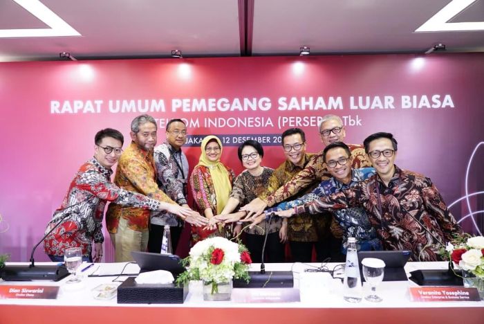 KOMPAK: Direktur Utama Telkom Dian Siswarini (keempat dari kiri) bersama jajaran Board of Directors (BOD) TelkomGroup seusai agenda Rapat Umum Pemegang Saham Luar Biasa (RUPSLB), Jumat (12/12).