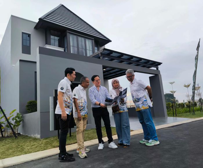 TIPE BARU: Dari Kiri: Kevyn Hadianto, Sutoto Yakobus, Costaristo Tee, Feby Febiaty dan Agung Krisprimandoyo saat meninjau rumah contoh tipe Caspian dan Dauphine di Cluster LakeView, CitraGarden