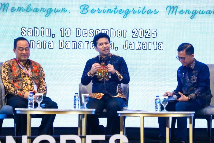 KEPEMIMPINAN: Emil E. Dardak (tengah) menghadiri Kongres Alsits 2025 di Jakarta, Sabtu (13/12).