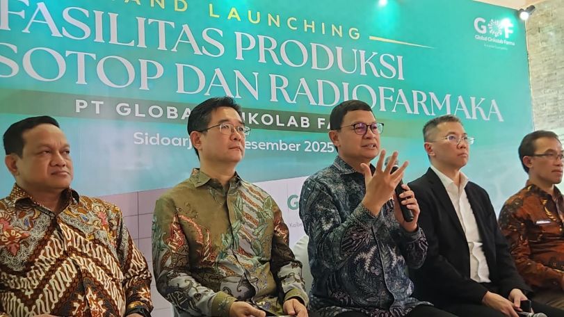 BAKTI: Kepala BPOM Taruna Ikrar (tiga dari kiri) didampingi Direktur PT Kalbe Farma Tbk. Mulie Lie (dua dari kiri), menyampaikan apresiasinya atas pembangunan fasilitas produksi radiofarmaka di Jatim