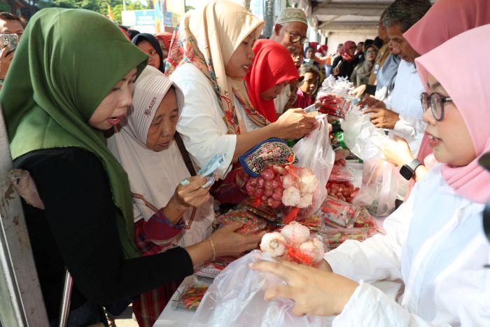 ANTUSIAS: Warga Kota Surabaya membeli sejumlah bahan pangan, seperti cabai rawit, cabai merah besar, dan bawang merah dengan harga murah.