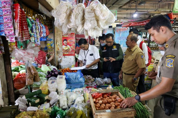 PANTAU: Pemkot Surabaya melakukan pemantauan intensif harga dan kualitas bahan pangan di pasar-pasar menjelang Nataru.