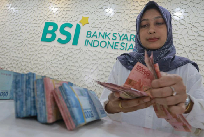 PELAYANAN: Karyawan BSI memberikan layanan perbankan kepada nasabah.