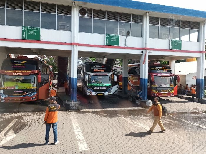 ILUSTRASI: Aktivitas di Terminal Bus Purabaya di Bungurasih, Sidoarjo.