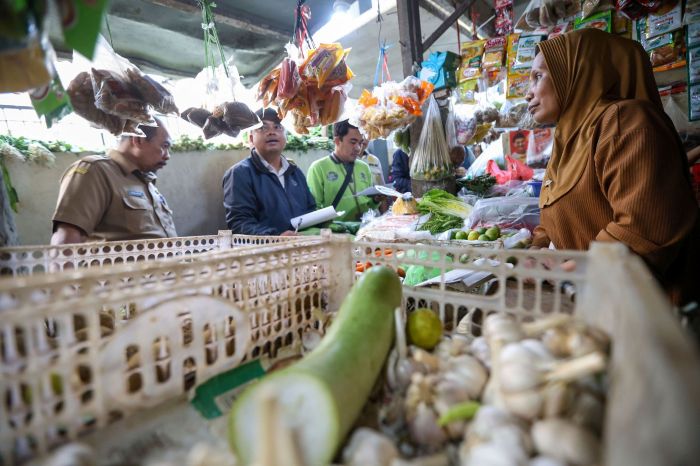 PANTAU: Tim pemantau harga bahan pangan yang dibentuk Pemkot Surabaya bersama instansi terkait, turun ke pasar tradisional mengecek harga.