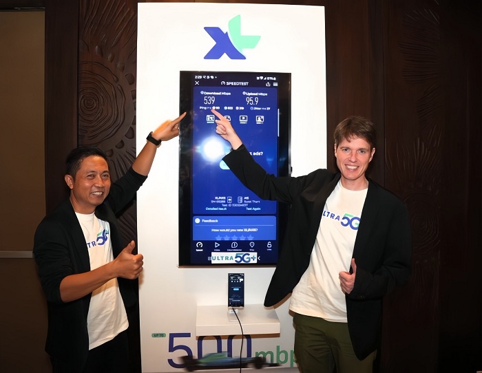 KOMPAK: Direktur & Chief Commercial Officer XLSMART David Arcelus Oses (kanan) saat meluncurkan XL Ultra 5G+ di Bali dan 11 kota lain.