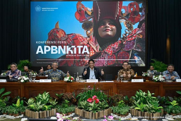JEMPOL: Menteri Keuangan Purbaya Yudhi Sadewa bersama jajaran saat konferensi pers APBN KiTa, Kamis (18/12).