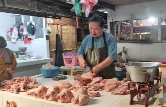 PENJUAL: Pedagang daging ayam di Pasar Tradisional Dukuh Kupang Surabaya mengeluh akibat naiknya harga daging ayam jelang Nataru