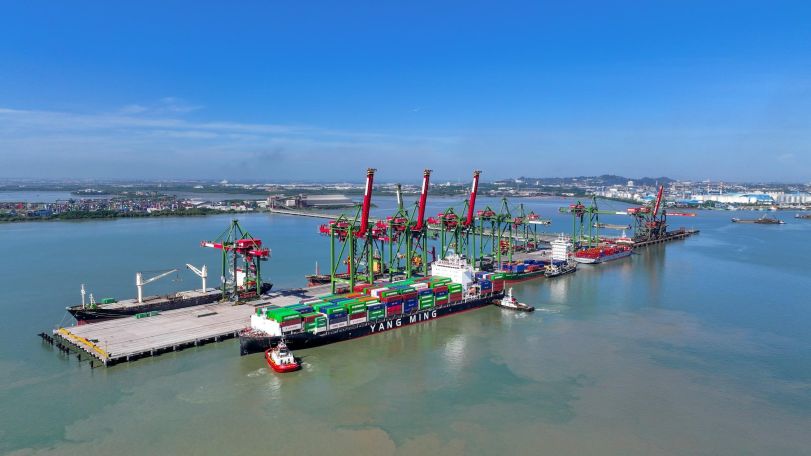 JARINGAN LOGISTIK: Kapal MV YM Continuity sandar di dermaga internasional Terminal Teluk Lamong, Rabu (17/12) pagi.
