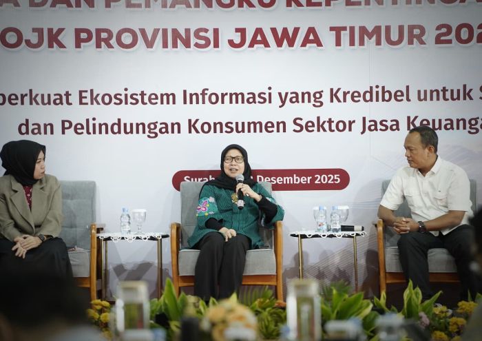 KOLABORASI: Kepala OJK Provinsi Jawa Timur Yunita Linda Sari (tengah) di acara Temu Media dan Pemangku Kepentingan Informasi di kantor OJK Jawa Timur, Surabaya, Kamis (18/12).