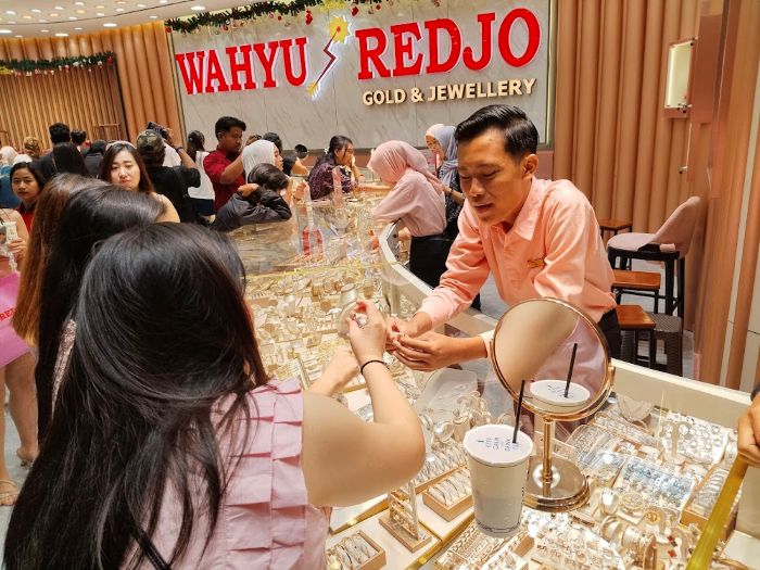LARIS: Sejumlah konsumen sedang memilih perhiasan di gerai Wahyu Redjo Pakuwon City Surabaya.