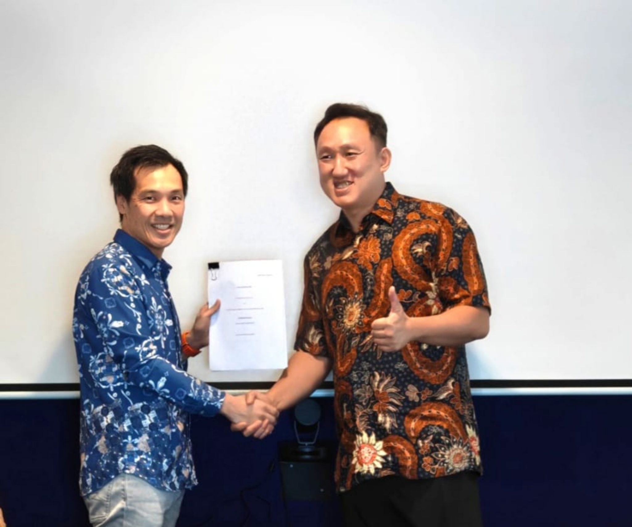 PERLUAS PASAR: Eka Taniputra, Direktur Utama ELPI (kiri) bersama Michael Tranggono Ting, President Director PT LNG usai menandatangi kerjasama untuk proyek Genting Floating Liquefied Natural Gas