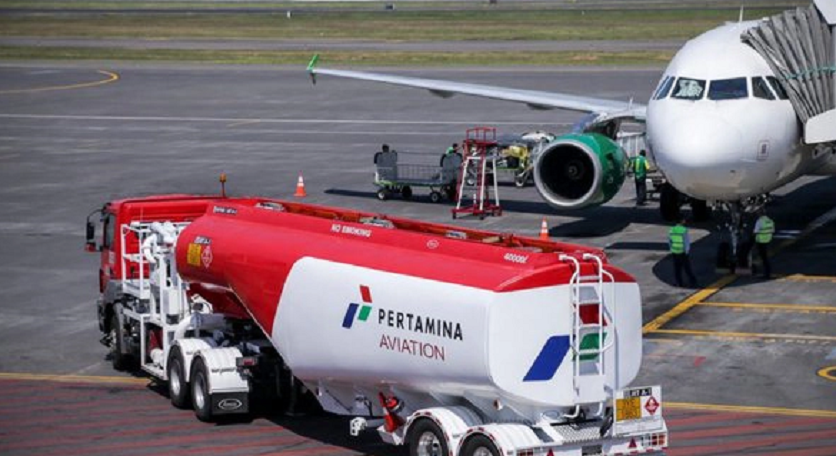 SAMBUT NATARU: Pengisian avtur di salah satu bandara. Pertamina memberikan diskon 10 persen untuk harga avtur di 37 bandara.