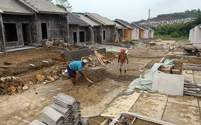 BEKERJA: Sejumlah tukang sedang merampungkan pekerjaan mereka untuk mewujudkan hunian yang layak.