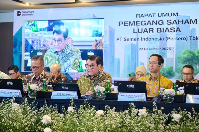 SERIUS: Dirut SIG Sigit Widyawan (tengah) memimpin jalannya Rapat Umum Pemegang Saham Luar Biasa (RUPSLB) Tahun 2025 di Jakarta, Senin (22/12/2025).
