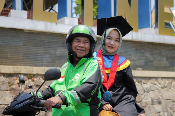SAYANG: Mitra driver Gojek sedang mMenjemput anak setelah wisuda.