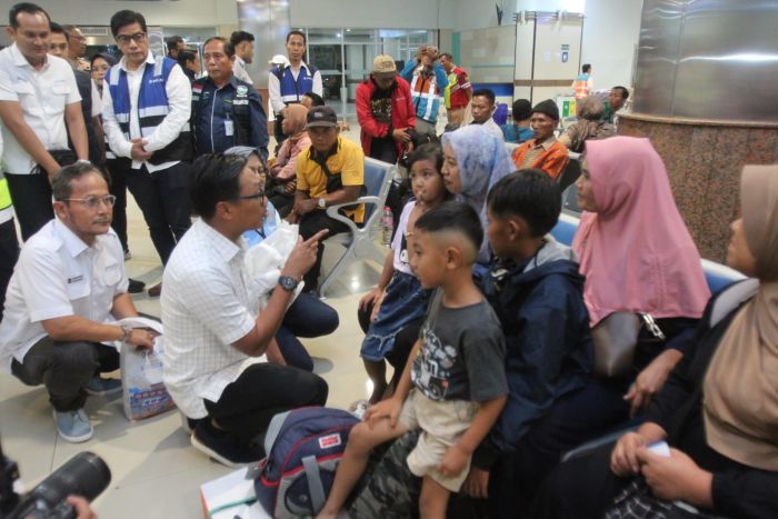 KOMITMEN: Wakil Kepala BP BUMN, Aminudin Ma&rsquo;ruf, dalam rangka peninjauan kesiapan layanan angkutan laut Nataru 2025/2026 di Pelabuhan Tanjung Perak, Surabaya, Senin (22/12/2025).