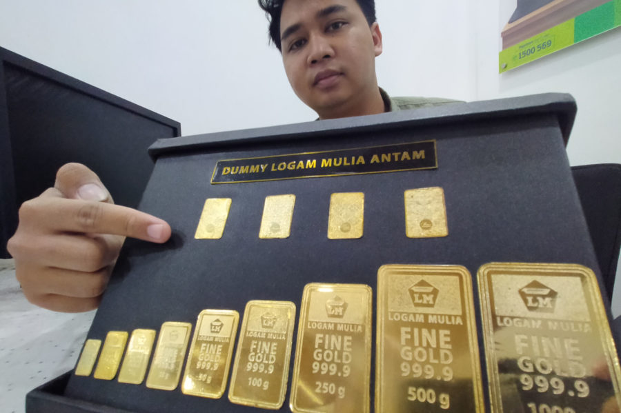 INVESTASI: Pegawai Pegadaian menunjukkan jenis logam mulia dari berat terkecil hingga yang paling besar.