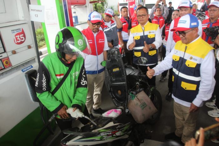 BERBAGI: Pertamina Patra Niaga menyalurkan bantuan paket alat pendidikan sekolah bagi 500 anak pengemudi ojek online di Surabaya.