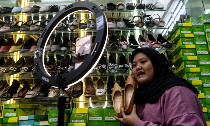 JUALAN ONLINE: Aktivitas perdagangan online yang dilakukan oleh salah satu UMKM alas kaki.