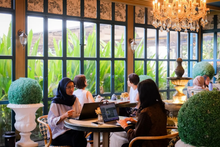 TETAP BEKERJA: Sejumlah wisatawan nusantara memilih bekerja sambil liburan Nataru setelah pemerintah meluncurkan kampanye work from mall (WFM).