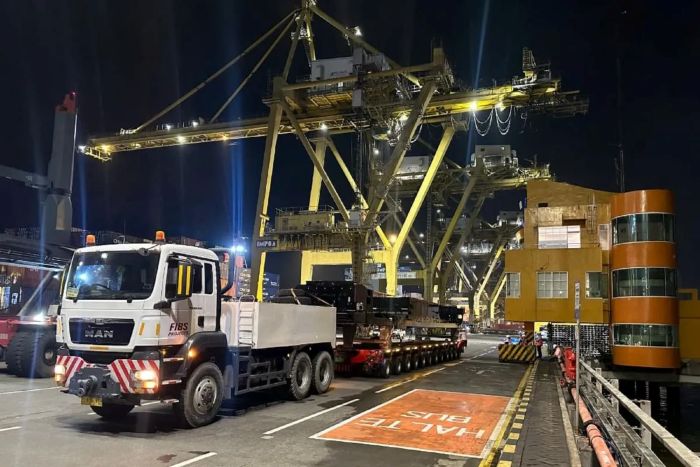 KIRIM: PT INKA (Persero) mengirimkan tiga unit platform lokomotif ke Australia untuk United Group Limited (UGL) yang pengiriman dilakukan melalui Terminal Petikemas Surabaya (TPS).