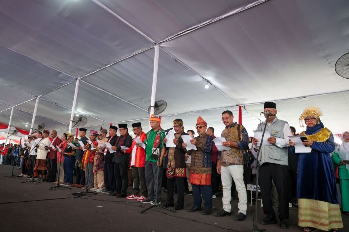 PERSATUAN: Pemkot Surabaya menggelar Doa Bersama Lintas Agama dan Deklarasi Surabaya Bersatu di Halaman Balai Kota Surabaya, Rabu (31/12/2025).