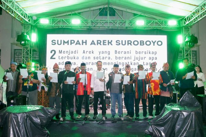 KOMPAK: Pemkot Surabaya bersama Forum Pembauran Kebangsaan (FPK) Kota Surabaya menggelar deklarasi &ldquo;Sumpah 100% Arek Suroboyo&rdquo; di Plaza Internatio, Senin (29/12/2025) malam.