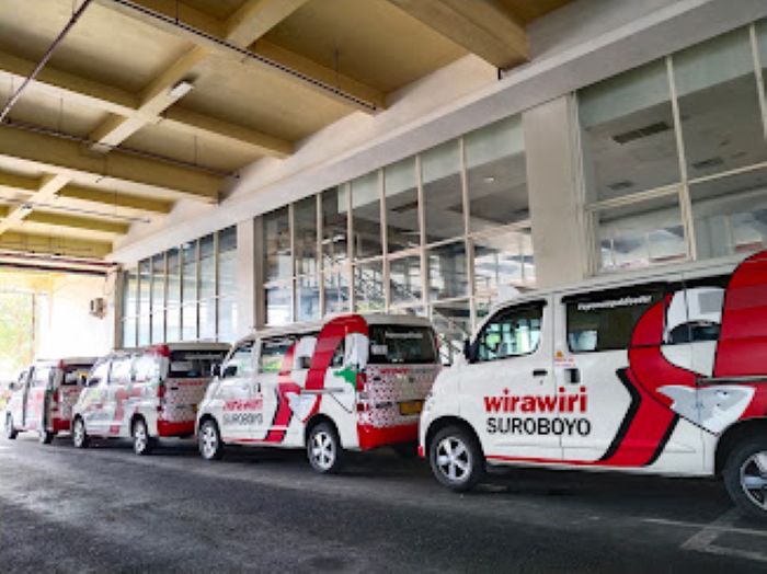 PARKIR: Sejumlah armada Wira Wiri saat menunggu antrean berangkat di Terminal Intermoda Joyoboyo (TIJ) Surabaya.