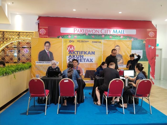 CARI TAHU: Sejumlah wajib pajak memanfaatkan layanan konsultasi Coretax yang dibuka di pusat perbelanjaan, seperti di Pakuwon City Mall Surabaya.
