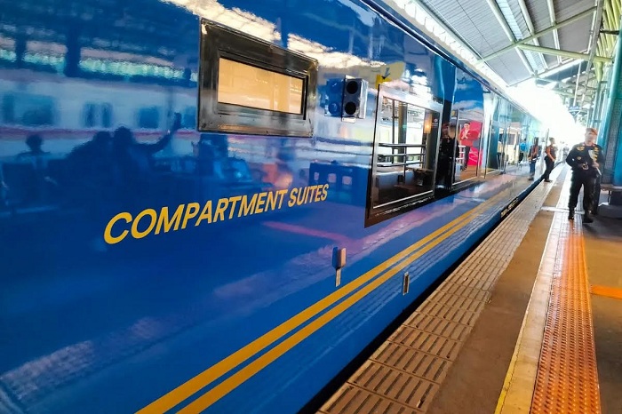 BERHENTI: Kereta Suite Class Compartment berada di jalur menunggu penumpang naik.