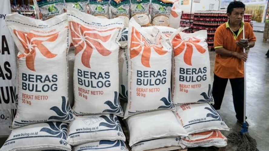 GUDANG: Bulog tahun ini menargetkan mampu menyerap 4 juta ton beras petani.