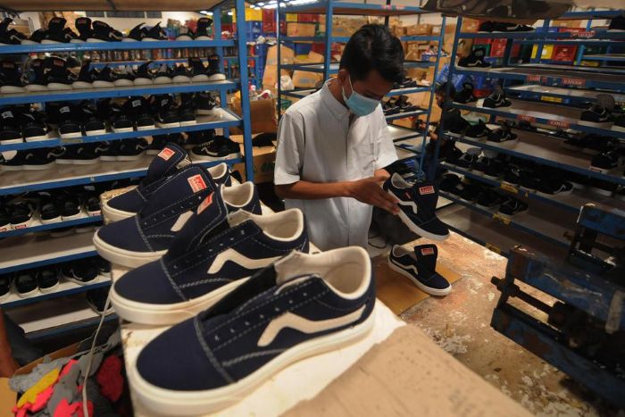 PADAT KARYA: Pabrik sepatu menjadi salah satu industri yang menyerap tenaga kerja dalam jumlah banyak.